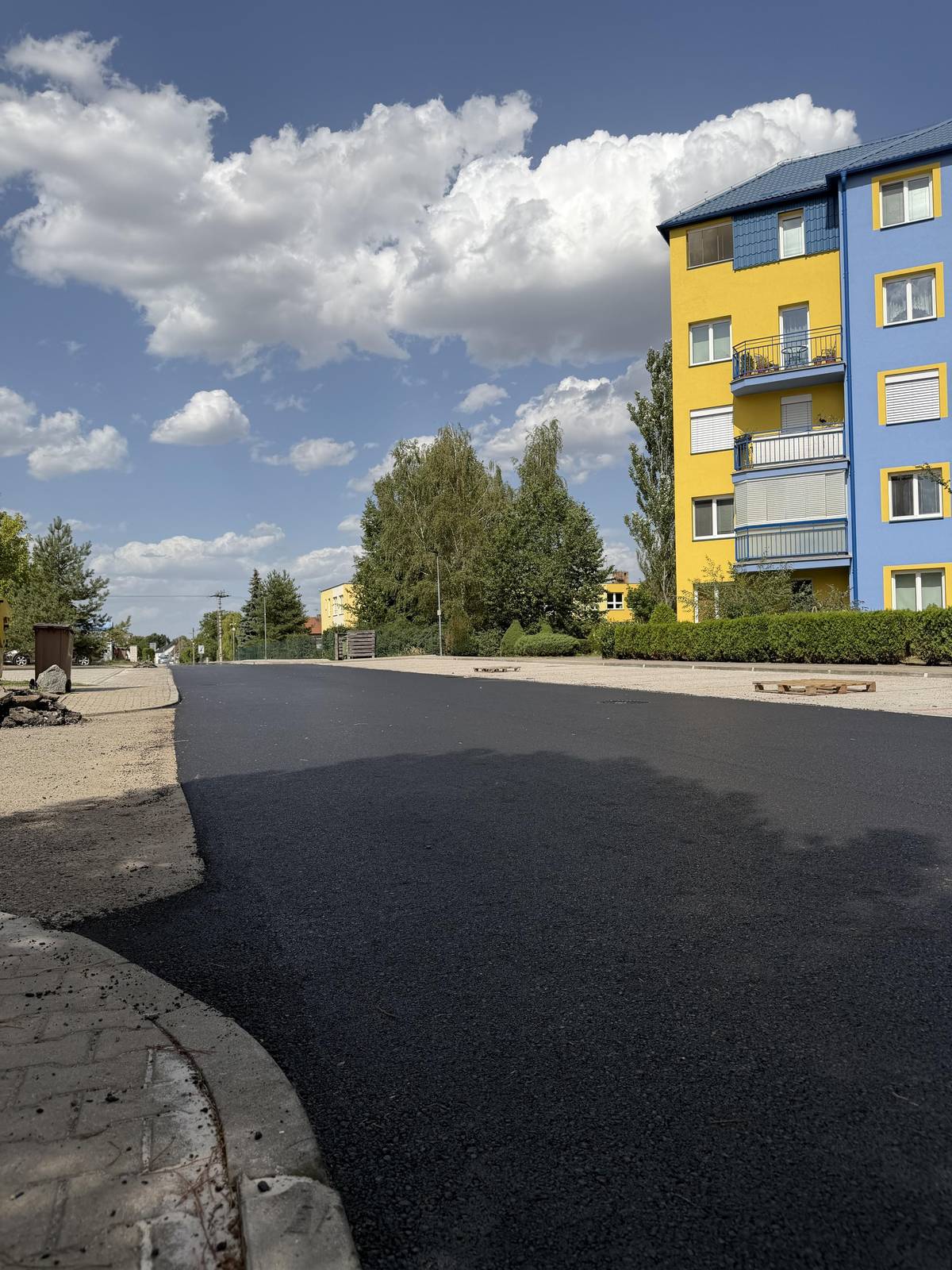 Pokládka druhé vrstvy asfaltu v ulici Nová dnes skončila a technika už odjela. Nový povrch ale kvůli vysokým teplotám chladne pomaleji. Prosíme řidiče, aby opravdu dodrželi předepsaný čas a neparkovali zde dříve než po 18. hodině, jinak hrozí poškození aut. Děkujeme všem obyvatelům za trpělivost a ohleduplnost.