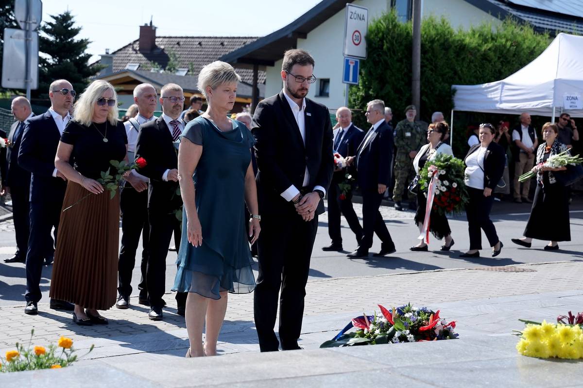V sobotu 8. srpna se u Památníku životické tragédie konalo pietní shromáždění, které bylo věnováno 82. výročí popravy 36 občanů Životic a okolních obcí hitlerovskými okupanty. Pietního aktu, který připomíná tragédii, která se udála v roce 1944, se zúčastnilo vedení města Havířova i významní hosté.  Životická tragédie Bylo nad ránem 6. srpna 1944, když Životice obklíčilo gestapo a začalo legitimovat kohokoli, kdo se objevil v okolí. Netrvalo dlouho a zazněly první výstřely. Muže, kteří neprokázali německou státní příslušnost, gestapáci na místě popravili – aniž by jim vysvětlili důvod nebo se více zajímali, o koho jde. Výsledkem tohoto běsnění bylo 36 mrtvých, z toho 8 Čechů a 28 Poláků. Dalších 31 lidí skončilo v koncentračních táborech, odkud se po válce vrátili jen čtyři přeživší. Největší represe vůči obyvatelům protektorátu Čechy a Morava po vyhlazení Lidic a Ležáků byla reakcí na přestřelku v životické hospodě Isidora Mokrosze. Odbojáři z polské sabotážní skupiny Armia Krajowa tu 4. srpna zaútočili na příslušníky gestapa a tři z nich zastřelili. Vedle toho při incidentu zahynul i jeden z partyzánů a hostinský. Odplata Němců na sebe nenechala dlouho čekat, dopadla však na bezbranné civilisty, kteří se střelbou v hospodě neměli vůbec nic společného.