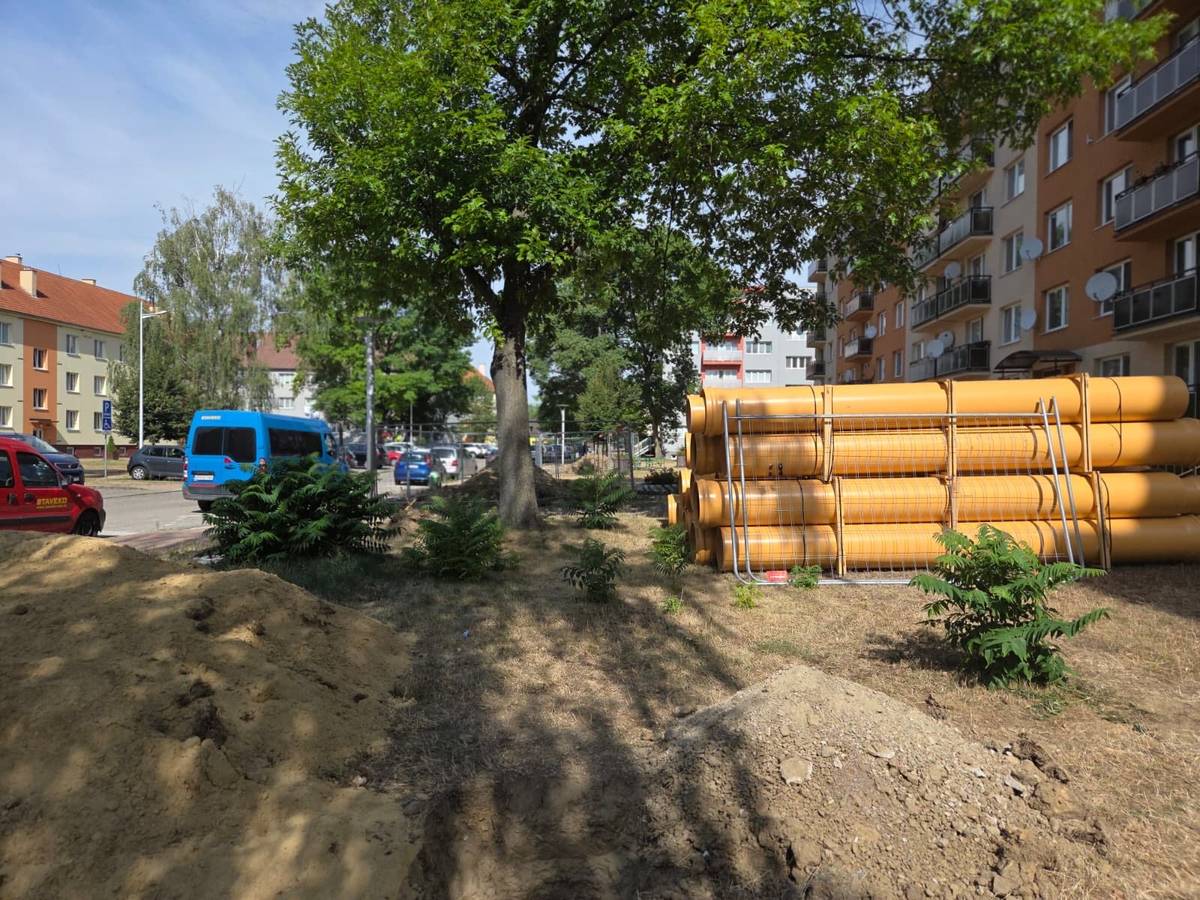 ⚒️Z dôvodu realizácie investičných akcií mesta na vodohospodárskej infraštruktúre Vás prosíme o zvýšenú pozornosť a trpezlivosť v nasledujúcich lokalitách:  📍 Ulica Sklárska  👉Na tejto ulici prebiehajú práce na rekonštrukcii kanalizácie v rámci projektu „Obnova stokovej siete Nemšová.“  📍 Ulice Trenčianska, Stromová a Hornov  👉V týchto lokalitách prebiehajú, respektíve v najbližšom čase začnú, stavebné práce na rekonštrukcii prečerpávacích staníc.  🙏Ďakujeme za vaše pochopenie a ohľaduplnosť počas modernizácie nášho mesta!  🇪🇺Projekt „Obnova stokovej siete Nemšová“ je financovaný z prostriedkov Programu Slovensko, Európskeho fondu regionálneho rozvoja a realizuje sa so spoluúčasťou mesta Nemšová.