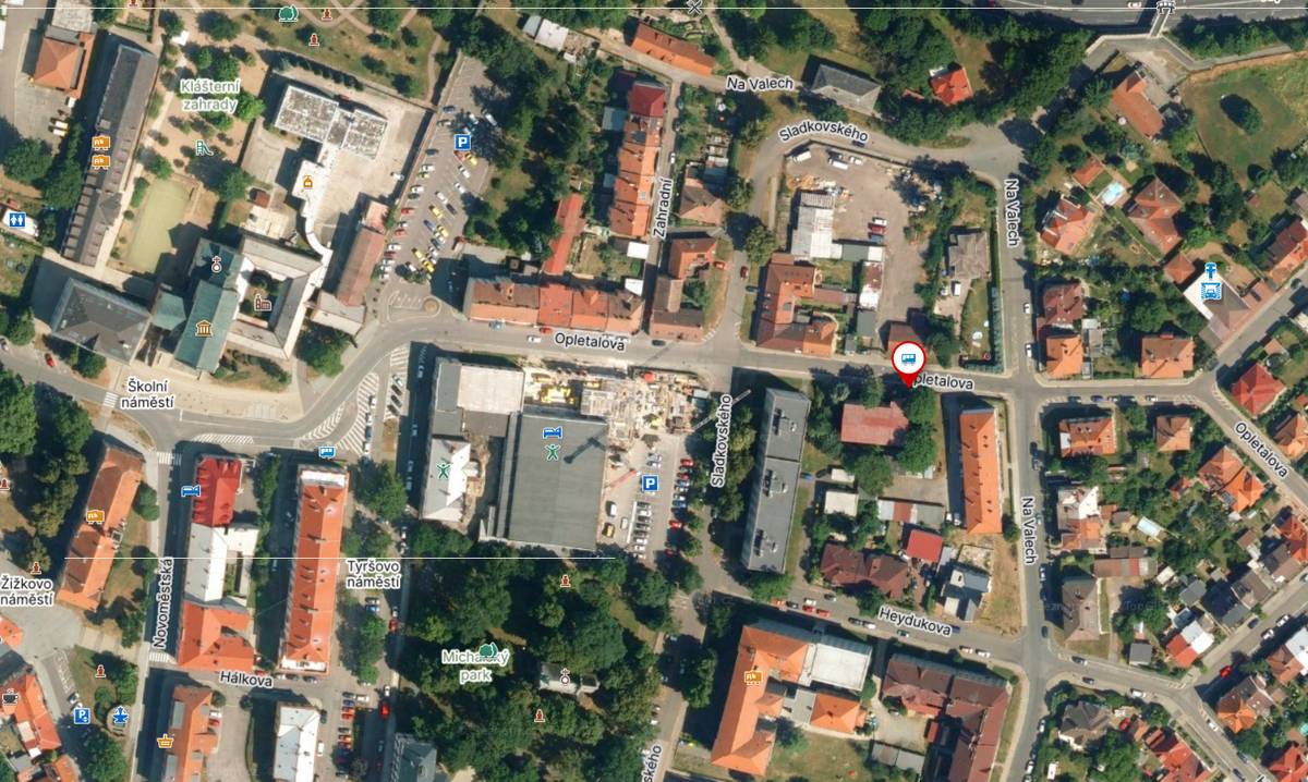 Vážení obyvatelé, od pondělí 17. srpna 2026 je plánována úplná uzavírka části Tyršova náměstí a Opletalovy ulice v Chrudimi. Důvodem je rekonstrukce kanalizace. Práce budou probíhat ve dvou etapách a přinesou také změny v autobusové dopravě a příjezdu na parkoviště v Moravově zahradě. I. etapa – Tyršovo náměstí První etapa začne 17. srpna a bude se týkat úseku od křižovatky s ulicí Novoměstská po sportovní halu. Podle aktuálního předpokladu by měla být tato etapa v provizorní úpravě dokončena přibližně do 25. září. Tento termín je zatím orientační a může se podle průběhu stavebních prací změnit. II. etapa – Opletalova ulice Následovat bude druhá etapa v Opletalově ulici před sportovní halou, přibližně po křižovatku s ulicí Sladkovského. Přesný termín zahájení této etapy bude upřesněn podle postupu prací. Dopravně-inženýrská dokumentace potvrzuje rozdělení úplné uzavírky na I. a II. etapu. Parkoviště v Moravově zahradě zůstane přístupné Dobrou zprávou pro řidiče je, že parkoviště v Moravově zahradě zůstane po dobu stavebních prací přístupné. Měnit se však bude směr příjezdu podle právě probíhající etapy. Během první etapy bude příjezd veden ze strany Opletalovy ulice, během druhé etapy se bude na parkoviště přijíždět ze strany Tyršova náměstí. 🚌 Změna autobusové dopravy Uzavírka se dotkne také veřejné autobusové dopravy. Autobusová zastávka Chrudim, Tyršovo náměstí bude po dobu omezení zrušena. Jako náhradní bude využívána zastávka u Mysliveckého domu – Opletalova ulice. Autobusy budou v souvislosti s uzavírkou vedeny po upravené trase přes ulici Na Valech. V této lokalitě je proto potřeba počítat se zvýšeným pohybem autobusů a věnovat zvýšenou pozornost dopravnímu značení. Termíny budeme průběžně upřesňovat V současné době se počítá s uzavírkou v termínu od 17. srpna do 31. října 2026. Harmonogram jednotlivých etap je předběžný a bude průběžně upřesňován podle skutečného postupu rekonstrukce kanalizace. Prosíme řidiče, cestující veřejnou dopravou i obyvatele dotčené lokality o zvýšenou pozornost a respektování přechodného dopravního značení. Jakmile budou známy přesnější termíny jednotlivých etap a další podrobnosti k organizaci dopravy, budeme informace aktualizovat. Děkujeme za trpělivost a pochopení během stavebních prací.