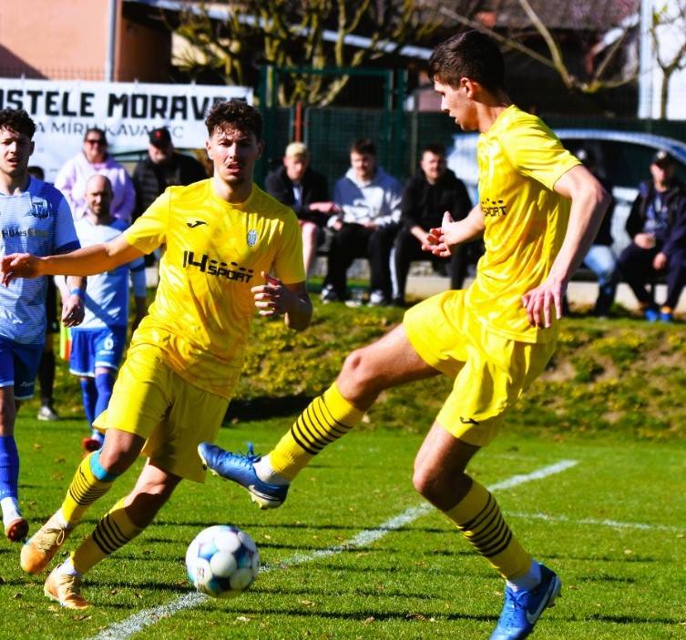 Jindřichohradečtí fotbalisté vstoupili do nové sezony v 5. lize domácí remízou 3:3 se Semicemi. O tři body přišli v samotném závěru, když si za stavu 3:1 nepohlídali dvě standardní situace.