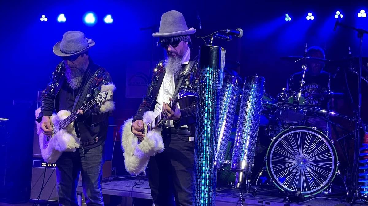 Přinášíme Vám fotoreport z 6. ročníku Folk - Rock Festivalu na horách, který se konal ve dnech 31.7. - 1.8. 2026.   Na festivalu vystoupilo celkem 11 česko - německých kapel různých žánrů, které se postaraly o perfektní hudební show, za kterou jim mockrát děkujeme! Celá akce byla provázena českoněmeckou moderací. Na kapely čekalo zbrusu nové dřevěné podium a na návštěvníky mimo jiné nové solární lavičky, kde je možné si dobít mobilní telefon nebo se připojit k bezplatné Wi-Fi.   O občerstvení se staralo MAHO Gastro Klínovec se svými grilovanými dobrotami, zákusky, čepovaným pivem a další bohatou nabídkou. Dále návštěvníci mohli ochutnat Dobroty z kopců se svými domácími sýry, marmeládami a dalšími produkty z Krušných hor. Hned vedle se nacházel stánek Pivovar Vejprty se svým výborným řemeslným pivem, langošem a pivním merchem. U vstupu se nacházel infostánek s prodejem turistických předmětů.   Hasiči Kovářská ve spolupráci s hasiči z Oberwiesenthalu připravili cukrovou vatu a samozřejmě se starali o bezpečnost akce. Zvukaři se zase postarali o světelnou show a perfektní zvuk se svou novou aparaturou. Skiareál Klínovec poskytl kovové zábrany a personální posily. Naši zaměstnanci se celý týden usilovně věnovali náročným přípravám festivalu. Stejně tak jako každoročně pomáhali s realizací dobrovolníci. Díky všem zmíněným se akce povedla na jedničku a my tak všem mnohokrát děkujeme! Nejvíce samozřejmě děkujeme všem návštěvníkům, kteří doraziliBylo Vás přes 300!   Tato akce se uskutečnila ve spolupráci s městy Kurort Oberwiesenthal a Gemeinde Sehmatal v rámci přeshraničního projektu Stavění mostů mezi sousedy financovaný z programu Interreg Česko - Sasko 2021 - 2027.         Wir präsentieren Ihnen eine Fotoreportage vom 6. Folk-Rock-Festival in den Bergen, das vom 31. Juli bis 1. August 2026 stattfand. Insgesamt traten 11 tschechische und deutsche Bands verschiedener Musikrichtungen auf und sorgten für ein abwechslungsreiches Musikprogramm. Vielen Dank an alle Musikerinnen und Musiker! Das gesamte Festival wurde auf Tschechisch und Deutsch moderiert. Für die Bands stand in diesem Jahr eine neue Holzbühne zur Verfügung. Auch für die Besucherinnen und Besucher gab es etwas Neues: Solarbänke, an denen man sein Mobiltelefon aufladen und kostenloses WLAN nutzen kann. Für das leibliche Wohl sorgte MAHO Gastro Klínovec mit Grillspezialitäten, Kuchen, frisch gezapftem Bier und weiteren Angeboten. Bei Dobroty z kopců konnten die Besucherinnen und Besucher hausgemachten Käse, Marmeladen und weitere Produkte aus dem Erzgebirge probieren. Direkt daneben bot die Brauerei Pivovar Vejprty ihr handwerklich gebrautes Bier, Lángos und verschiedene Fanartikel an. Am Eingang befand sich ein Infostand, an dem touristische Informationsmaterialien und Souvenirs angeboten wurden. Die Feuerwehr Kovářská bereitete gemeinsam mit der Feuerwehr aus Oberwiesenthal Zuckerwatte für die Besucherinnen und Besucher zu. Außerdem kümmerten sich die Feuerwehrleute um die Sicherheit während der Veranstaltung. Die Ton- und Lichttechniker sorgten mit ihrer neuen Technik für guten Sound und die passende Beleuchtung. Das Skigebiet Klínovec stellte Absperrgitter zur Verfügung und unterstützte die Veranstaltung auch personell. Unsere Mitarbeiterinnen und Mitarbeiter waren die ganze Woche mit den Vorbereitungen für das Festival beschäftigt. Wie jedes Jahr halfen auch ehrenamtliche Helferinnen und Helfer bei der Durchführung der Veranstaltung. Dank der Unterstützung und Zusammenarbeit aller Beteiligten konnte das Festival erfolgreich durchgeführt werden. Wir bedanken uns herzlich bei allen Partnern, Mitarbeiterinnen und Mitarbeitern sowie allen ehrenamtlichen Helferinnen und Helfern. Ein besonderer Dank gilt natürlich unseren Besucherinnen und Besuchern – mehr als 300 Gäste waren dabei! Vielen Dank für Ihren Besuch und die schöne Atmosphäre! Die Veranstaltung fand in Zusammenarb
