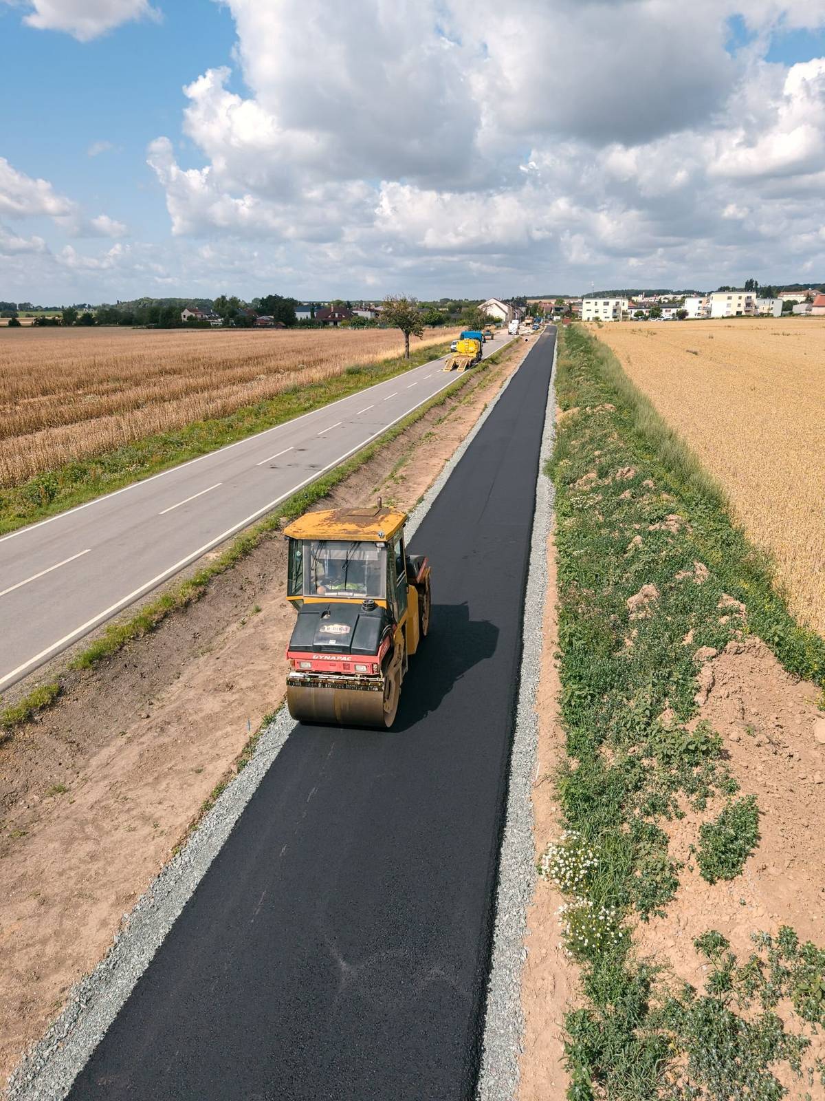 ⚠️ DŮLEŽITÉ UPOZORNĚNÍ PRO CYKLISTY 🚴  Ve čtvrtek 13. 8. a v pátek 14. 8. 2026 bude na nové cyklostezce probíhat pokládka finální vrstvy asfaltového povrchu. 🚫 V těchto dnech nebude možné cyklostezku využívat. Prosíme cyklisty, aby po dobu prací využili jízdu po vozovce a dbali zvýšené opatrnosti. Naopak v pondělí 17. 8. 2026 bude probíhat pokládka finální vrstvy asfaltu v Zelené ulici. V tento den už jeďte výhradně po cyklostezce. Děkujeme za pochopení a respektování probíhajících stavebních prací. S přáním pěkného dne Obec Stěžery