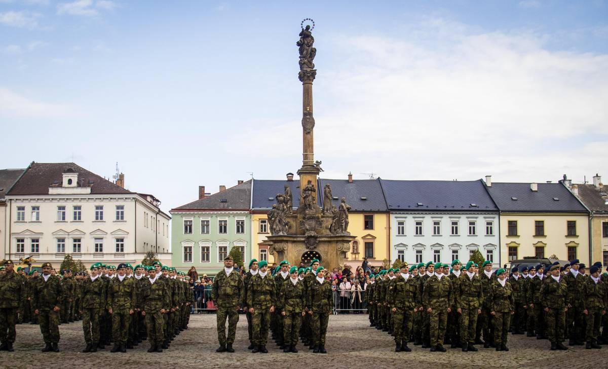 Srdečně Vás zveme na Slavnostní slib žáků 1. ročníku Vojenské střední školy a Vyšší odborné školy Ministerstva obrany v Moravské Třebové. Slavnostní slib je tradičním a symbolickým okamžikem, při kterém žáci před svými blízkými, představiteli školy, vzácnými hosty i širokou veřejností stvrdí své rozhodnutí vydat se cestou vojenského vzdělávání a stát se součástí školy s dlouholetou tradicí a pevnými hodnotami. Přijďte společně s námi podpořit naše nově nastupující žáky v pátek 18. září 2026 od 10:00 hodin na náměstí T. G. Masaryka v Moravské Třebové. Těšíme se na Vaši účast.