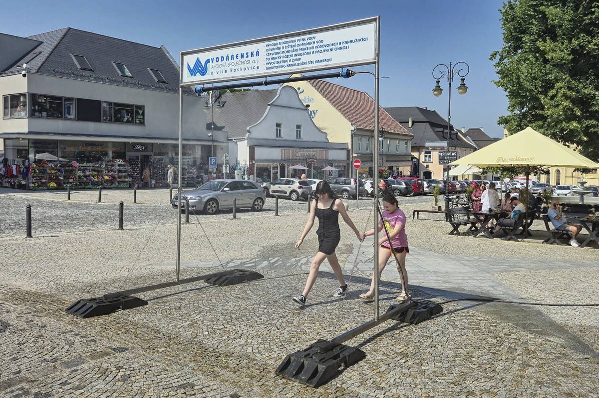 Na Masarykově náměstí je od pátku 31. července k dispozici mlžná brána, která v horkých dnech nabízí příjemné osvěžení malým i velkým kolemjdoucím. Zastavte se na chvíli a užijte si příjemné ochlazení během letních dnů. Mlžná brána zůstane na náměstí po dobu horkého počasí.