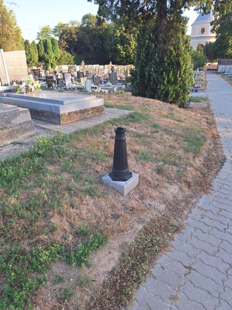 Obec upozorňuje občanov, že na miestnom cintoríne došlo k poškodeniu osvetľovacieho stĺpika.