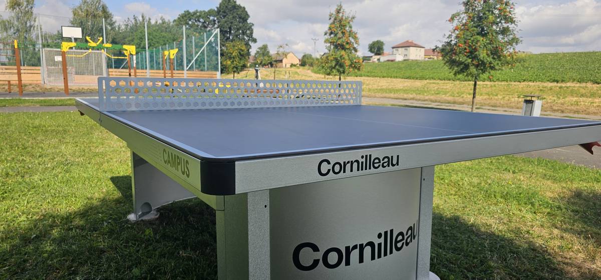 Na našem hřišti přibyl další sportovní parťák! 🏓 K workoutu, víceúčelovému hřišti, in-line dráze, pískovišti a prolézačkám nově přibyl také ping-pongový stůl. Takže kdo už má dost běhání, cvičení, bruslení nebo dovádění po hřišti, může si dát jednoduše jeden set na uklidnění. 😄 Pálky a míčky jsou k dispozici – stačí přijít, vzít soupeře a pustit se do hry. A pozor… výmluva „nemám kde hrát“ už neplatí! 😉  A ještě jedna malá prosba: Děkujeme, že se o naše hřiště staráte stejně jako o své vlastní – nic neničíte, udržujete pořádek a po hře vrátíte pálky a míčky zpět na jejich určené místo. ❤️ Ať stůl dlouho slouží a ať se u něj odehraje spousta napínavých zápasů! 🏓😊