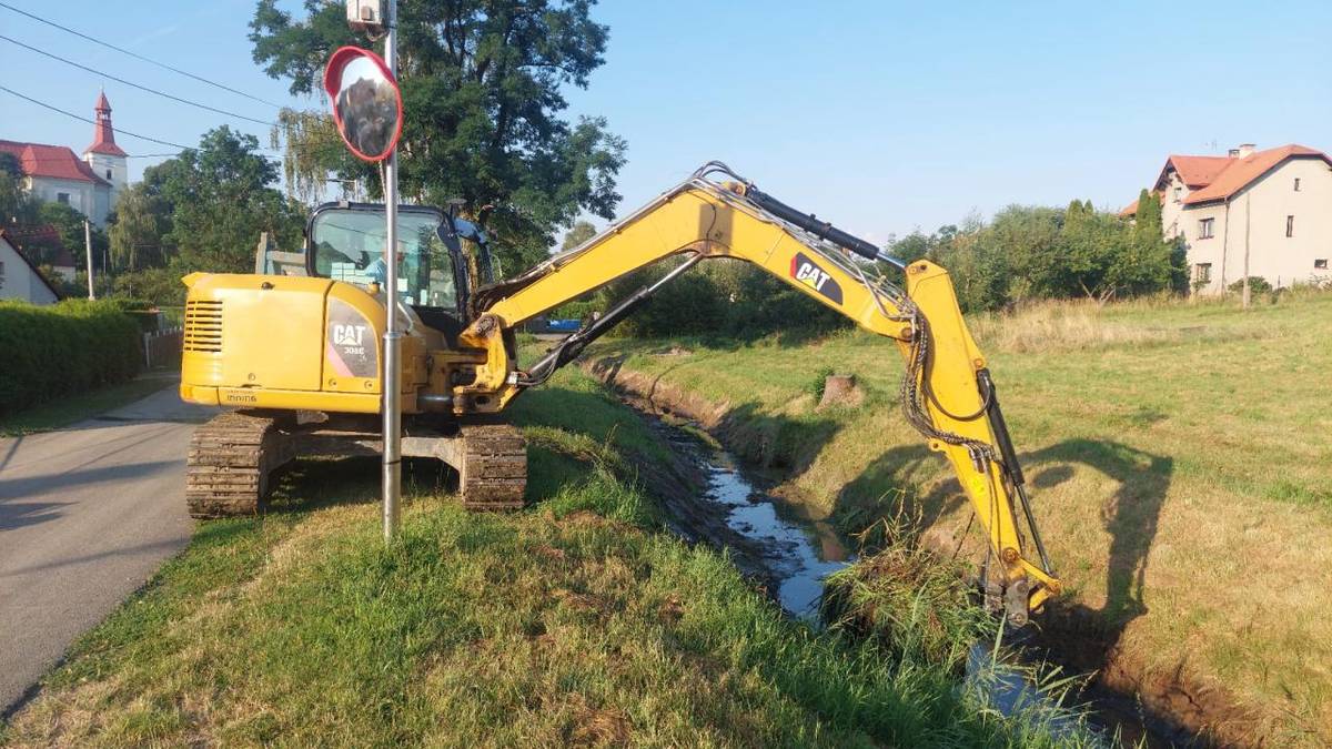 V těchto dnech čistí vysoutěžená firma pro Povodí Odry části Bělotínského potoka. Vyčištěny budou jen ty úseky, které patří Povodí. Bohužel ani po 36 letech stát nepředvedl některé úseky z VLS na Povodí Odry (tedy stát na stát) a čištění tak nebude kompletní.