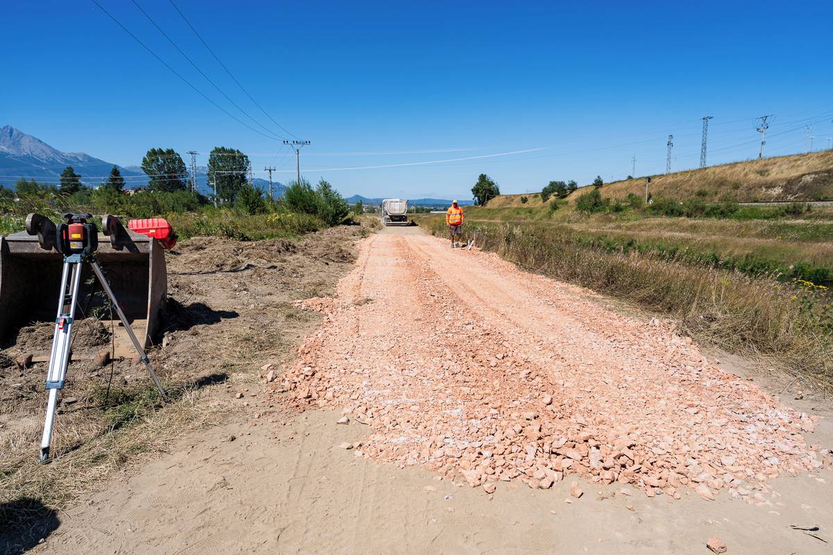 V týchto dňoch sa začala výstavba ďalšej etapy cyklistického chodníka z Popradu smerom do Veľkej Lomnice. Trasa s označením E povedie od diaľničného mosta D1 až po Čistiareň odpadových vôd Matejovce..  „Mesto Poprad na tento projekt získalo viac ako 1,5 milióna eur z programu Interreg Poľsko - Slovensko. Spoluúčasť mesta je v tomto prípade osem percent z celkových nákladov,“ vysvetlil Lukáš Penxa, vedúci oddelenia strategického rozvoja MsÚ v Poprade.  Nová trasa bude dlhá približne 3 kilometre a nadväzuje na úseky zrealizované v minulom roku, na ktoré mesto Poprad získalo externé zdroje z Plánu obnovy vo výške viac ako jeden milión eur. Cyklochodník je zároveň súčasťou historicko-kultúrno-prírodnej Cesty okolo Tatier, pričom v tomto prípade ide o piatu etapu výstavby.  „Je to super správa pre nás všetkých, hlavne pre tých, ktorí zdravo žijú a bicyklujú. Verím, že aj naďalej budeme pokračovať v rozširovaní cyklistickej infraštruktúry v našom meste,“ dodal primátor Anton Danko.  Projekt je spolufinancovaný Európskou úniou z Európskeho fondu regionálneho rozvoja v rámci programu Interreg Poľsko – Slovensko 2021 – 2027.