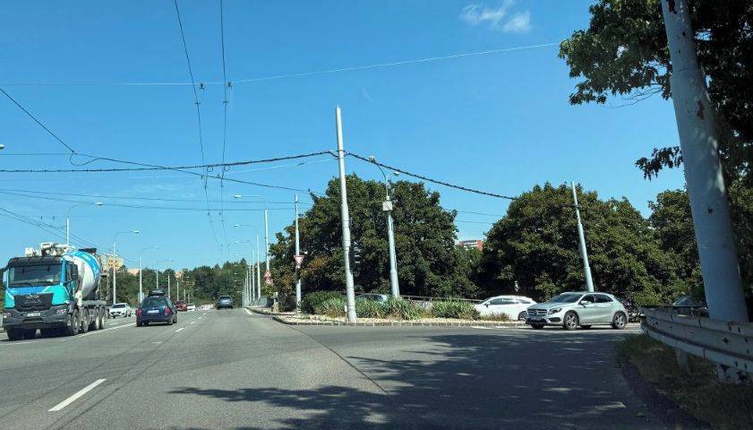 Zlín - V pondělí 17. srpna začnou práce na modernizaci světelně řízené křižovatky ulic Gahurova a Vodní. Stavební práce potrvají do října a přinesou dočasná dopravní omezení. Křižovatka zůstane průjezdná v obou směrech.