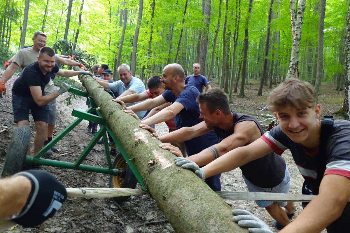 Stárci prosí všechny ochotné muže o pomoc s dovozem hodové máje. Pro máju se vyráží zítra, v úterý 11. srpna, v 17:00 hodin z Městečka.  Stavění potom proběhne ve čtvrtek 13. srpna v 18:00 hodin na Luži.