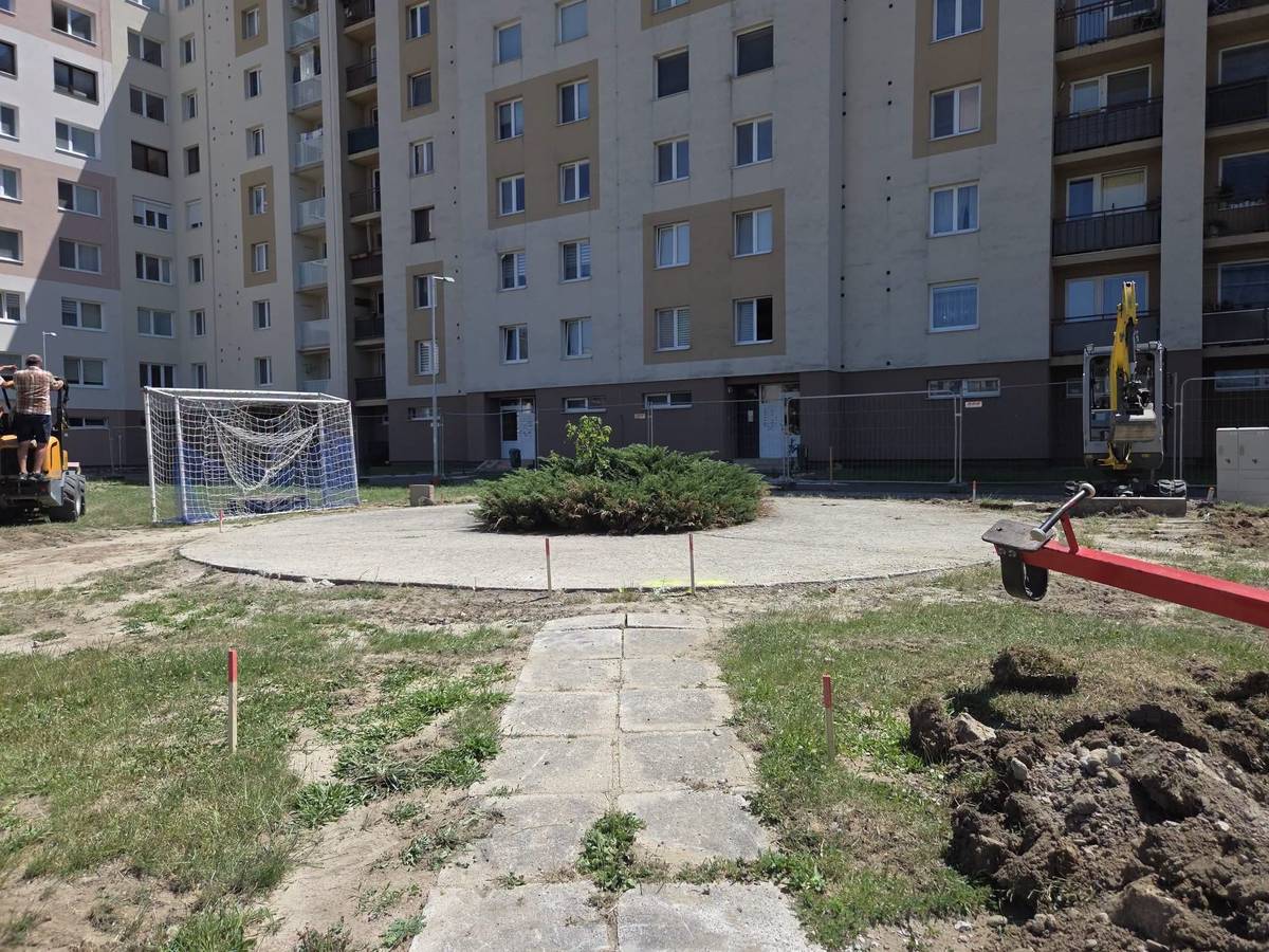 🧱...prešiel v uplynulých mesiacoch rozsiahlou rekonštrukciou. V poslednej etape sme vybudovali detské ihrisko a zrealizovali sadové úpravy...  🏡Vďaka tomu vznikol moderný a bezpečný priestor pre najmladších obyvateľov, ale aj staršiu generáciu hľadajúcu pokoj a oddych...  🌳Dajme zeleni čas...  🌿Hoci samotné herné prvky a ihrisko sú už kompletne hotové, okolitá výsadba a trávniky potrebujú pár dní na adaptáciu a zakorenenie...  🙏Preto Vás prosíme o trpezlivosť a ohľaduplnosť...   ☝️Nevstupujte na čerstvo upravené povrchy, aby sme priestor spoločne uchovali pekný a zelený...  ☀️Oficiálne otvorenie vnútrobloku stred sa uskutoční 18. augusta 2026...  🤝Ďakujeme, že pomáhate chrániť naše mesto!