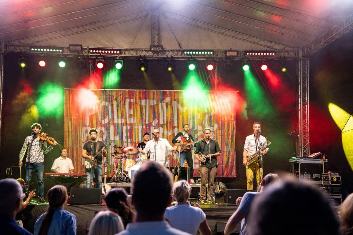 V sobotu 8.8. se plácek za Sokolovnou, běžně používaný spíše fotbalisty, proměnil v místo plné hudby, divadla a festivalové pohody.