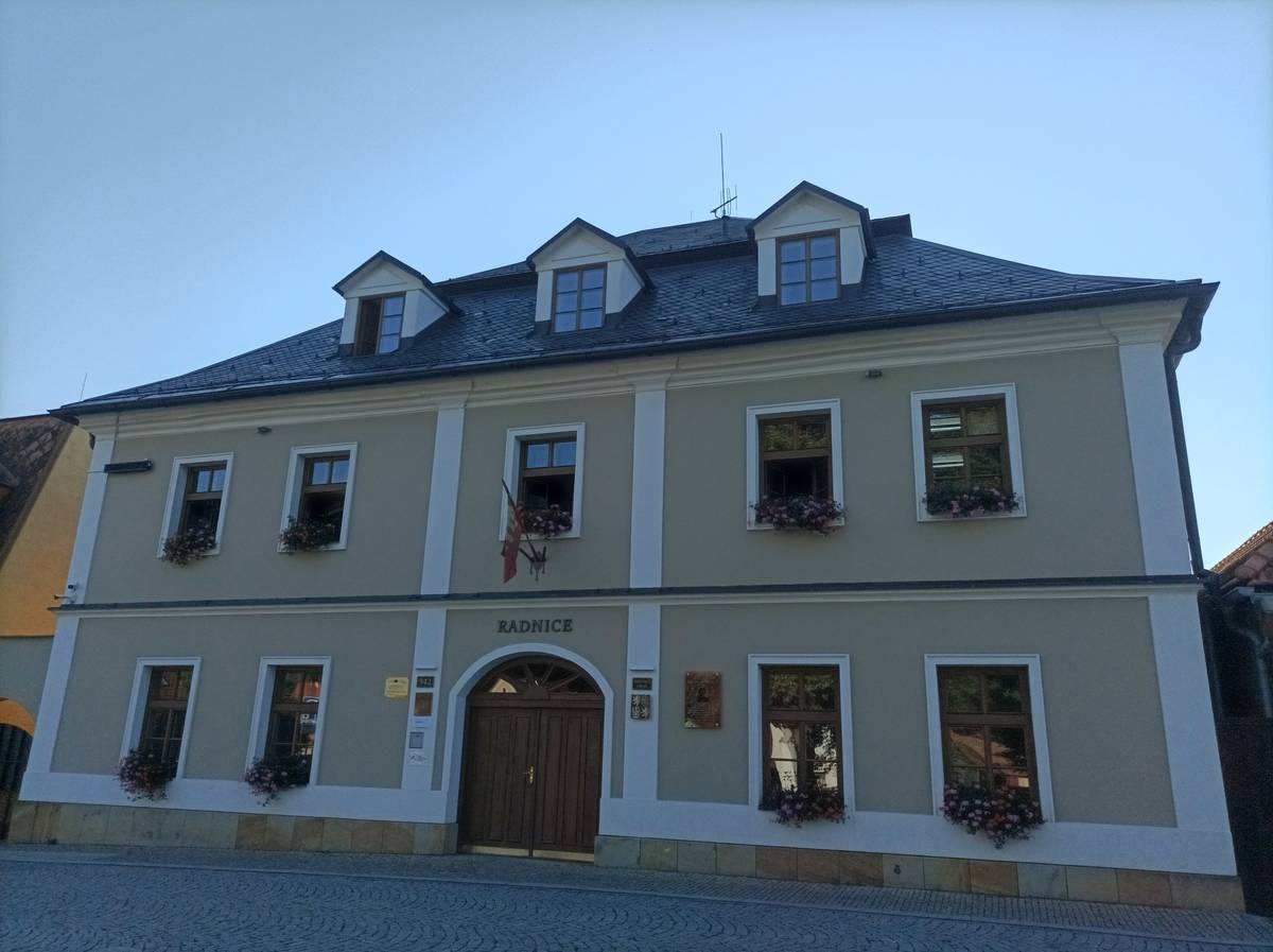 Město Brumov-Bylnice vyhlašuje výběrové řízení na obsazení pracovního místa: Referent/-ka oddělení správy majetku - odbor kancelář starosty Přihlášky můžete podávat nejpozději do středy 26. srpna 2026 do 15:00 hodin. Více informací k výběrovému řízení se dočtete ZDE Referent / referentka stavebního úřadu MěÚ Brumov-Bylnice Přihlášky můžete podávat nejpozději do pondělí 14. září 2026 do 15:00 hodin. Více informací k výběrovému řízení se dočtete ZDE