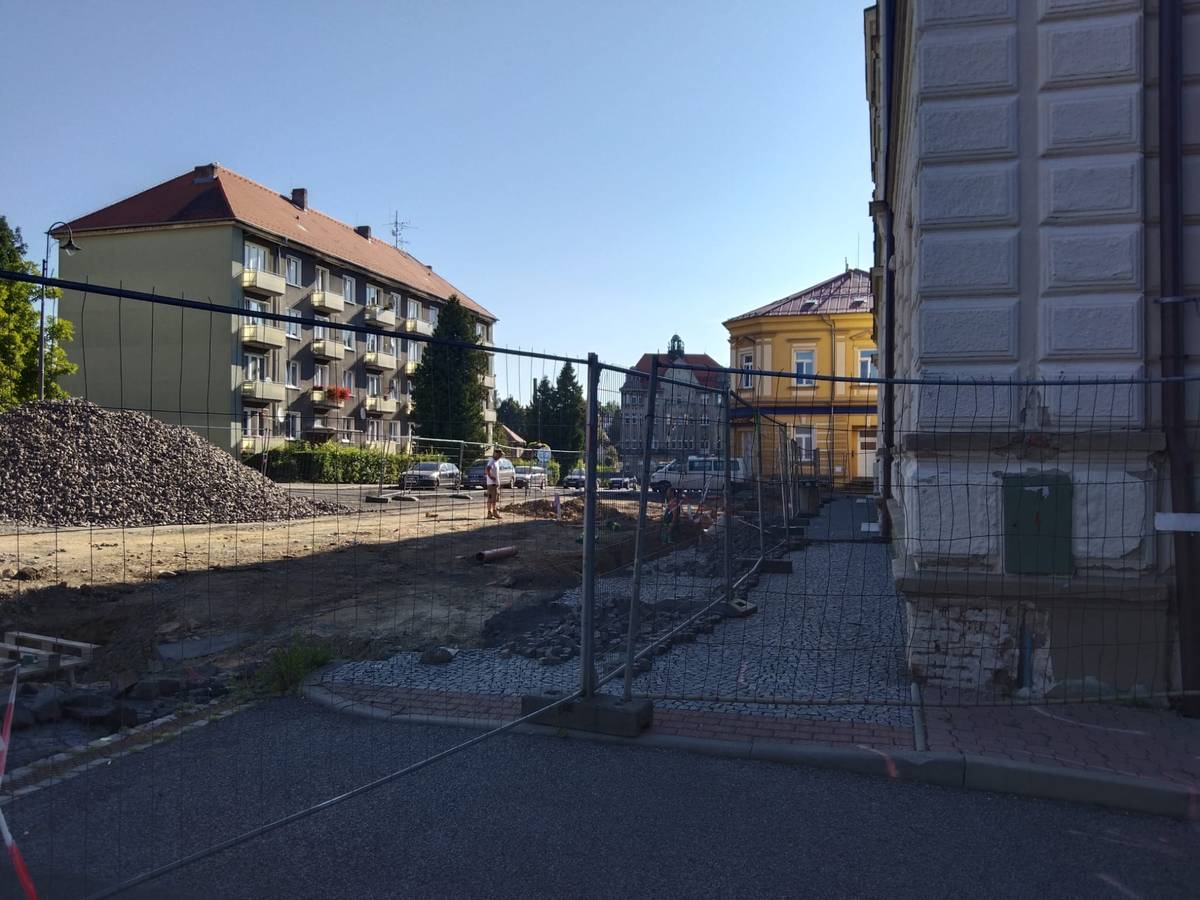 V souvislosti s rekonstrukcí náměstí bude dnes, 13. srpna, uzavřen chodník před ZŠ Náměstí. Důvodem je napojení dešťových svodů z budovy školy do kanalizace. Náhradní trasa pro pěší vede kolem marketu Albert a dále po ulici Národní.