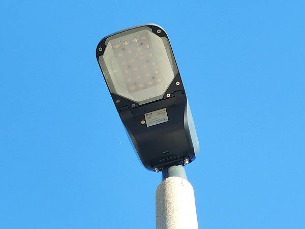 Po výměně lamp veřejného osvětlení v části pod tratí docházelo ke spadávání jističe. Jistič byl již vyměněn za silnější a závada by se neměla opakovat. Omlouváme se za komplikace. LED světla jsou výrazně úspornější, ale mají vyšší startovací proud.