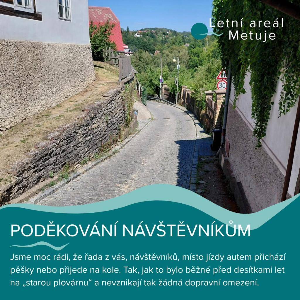 ávštěvníci volí pěší a cyklistickou dopravu, město zároveň sleduje dopravní situaci v okolí areálu