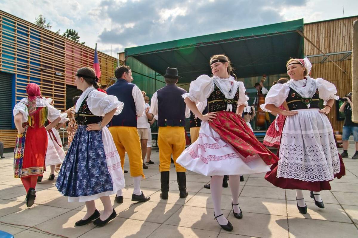 Poslední červencový víkend proběhla pouť. Letos pro nás byla výjimečnější, protože v rámci vzájemné spolupráce přijel na návštěvu spřátelený Jihočeský folklorní soubor Kovářovan z Kovářova.