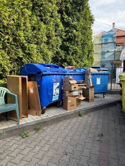 Vážení občané,    žádáme vás o dodržování pořádku v okolí nádob na tříděný odpad.