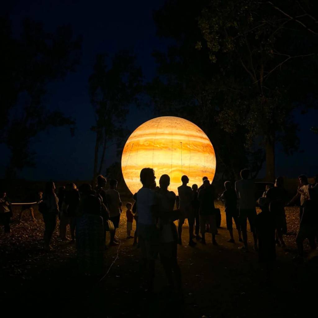 V piatok sme si spoločne užili výnimočný letný večer, ktorý spojil astronómiu, pozorovanie nočnej oblohy a kino pod hviezdami.