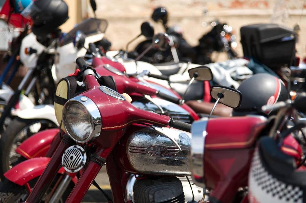 Tradiční sraz přátel historických motocyklů značek Jawa a ČZ se konal v sobotu 27. června, letos už po šestnácté.