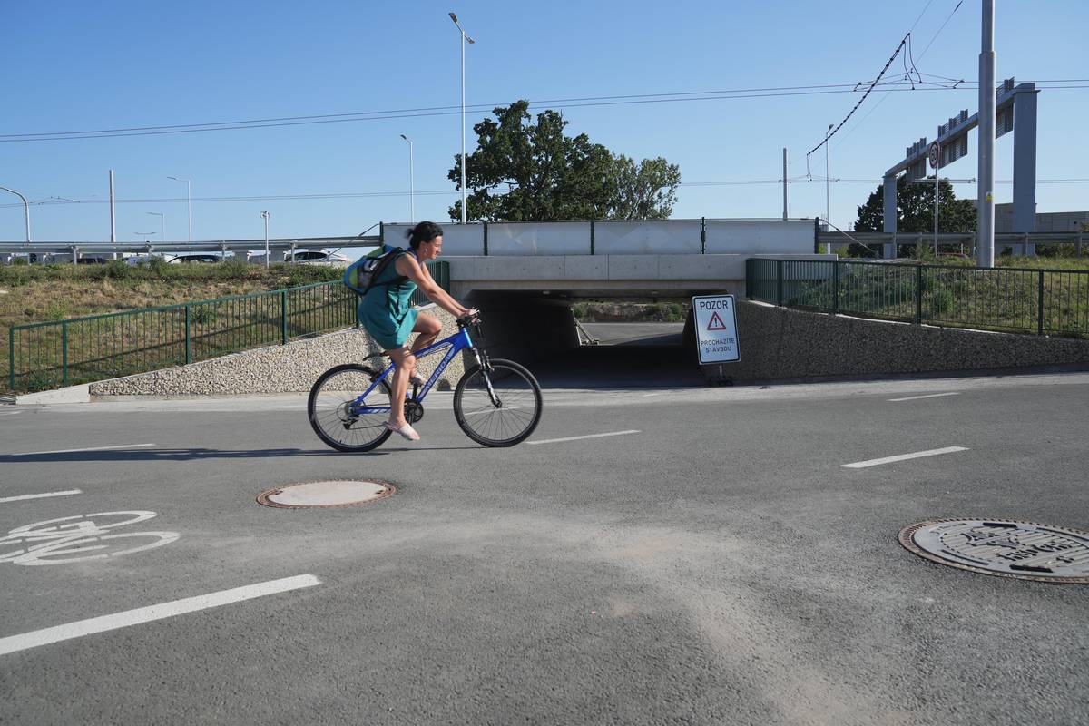 📍 V době příznivého počasí zaplňují cyklostezky tisíce cyklistů. Aby byla jízda bezpečná a příjemná pro všechny uživatele stezek a komunikací obecně, je důležité dodržovat základní pravidla silničního provozu a chovat se ohleduplně k ostatním. ✅ Respektujte přednost zprava Na křižovatkách, kde není přednost upravena dopravní značkou, semaforem nebo pokyny policisty, platí přednost zprava. ✅ Buďte ohleduplní k chodcům Na společných stezkách zpomalte při míjení chodců, dodržujte bezpečný odstup a v případě potřeby použijte zvonek. ✅ Jezděte předvídavě Sledujte dopravní značení, dávejte včas znamení o změně směru jízdy a přizpůsobte rychlost situaci na stezce. ✅ Počítejte s nečekanými situacemi V parcích, na frekventovaných stezkách nebo v místech s větším pohybem lidí může chodec kdykoli vstoupit do vaší jízdní dráhy. ✅ Dodržujte pravidla silničního provozu Cyklista je plnohodnotným účastníkem provozu a vztahují se na něj stejná pravidla jako na ostatní řidiče. Samozřejmostí je zákaz jízdy pod vlivem alkoholu a za snížené viditelnosti také správné osvětlení kola. ✅ Myslete na bezpečnost dětí Děti a mladiství do 18 let musí při jízdě na kole používat ochrannou přilbu. 🤝 Ohleduplnost, respekt a dodržování pravidel pomáhají předcházet nehodám. Díky nim mohou být cyklostezky bezpečným místem pro cyklisty i chodce.