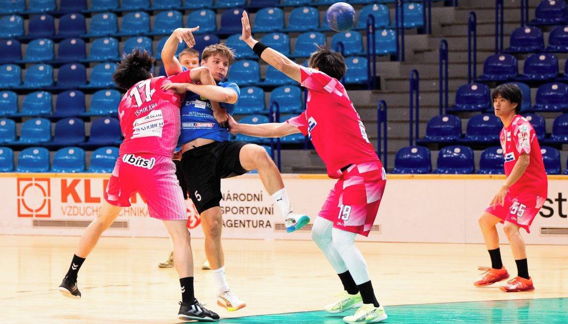 Zlín - Zlínská házená zažila v neděli 9. srpna mimořádný den. V rámci letní přípravy na nový ročník Chance Extraligy přivítal Handball club Zlín ve Sportovní hale DATART japonský tým Golden Wolves Fukuoka. Utkání skončilo smírně 30:30 (16:14).  Návštěva japonského týmu má pro Zlín také zajímavý historický rozměr. Právě letos uplynulo 40 let od zájezdu družstva žen TJ Gottwaldov do Japonska, který se uskutečnil od 28. července do 14. srpna 1986.