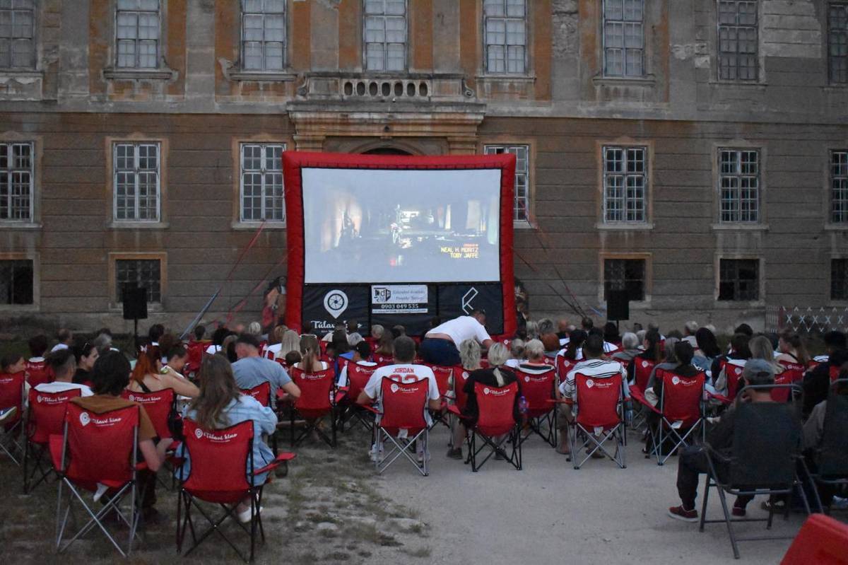 Leto, príjemný večer, film pod hviezdnou oblohou a jedinečná atmosféra historického Holíčskeho zámku. Aj takéto zážitky prinieslo Túlavé kino, ktoré premenilo zámocký areál na letné kino pod holým nebom.