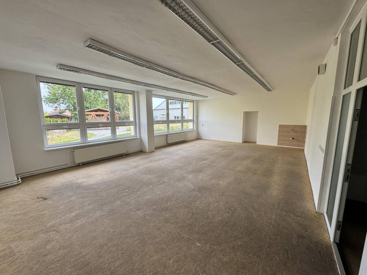 Během letních prázdnin se ve škole modernizují tři oddělení školní družiny. Jedno z nich projde kompletní rekonstrukcí, ve zbývajících dvou se obnoví a doplní část vybavení.