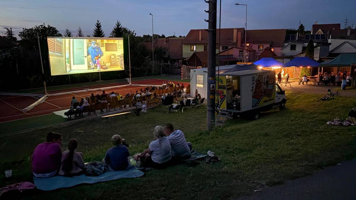 Ve dnech 7. až 9. srpna 2026 proběhlo na hřišti Hliník večerní kino bratří Čadíků.