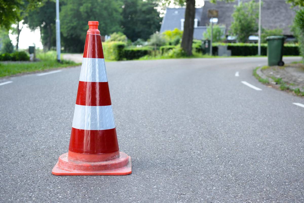Ve dnech 13.-14. 8. 2026 bude ulice Sirotčí v Třebíči úplně uzavřená. Důvodem je pokládka nového povrchu v rámci prací na tepelné přípojce pro OA a Hotelovou školu. 🚗Prosíme řidiče o respektování dopravního značení a zvýšenou opatrnost. Děkujeme za pochopení 🙏