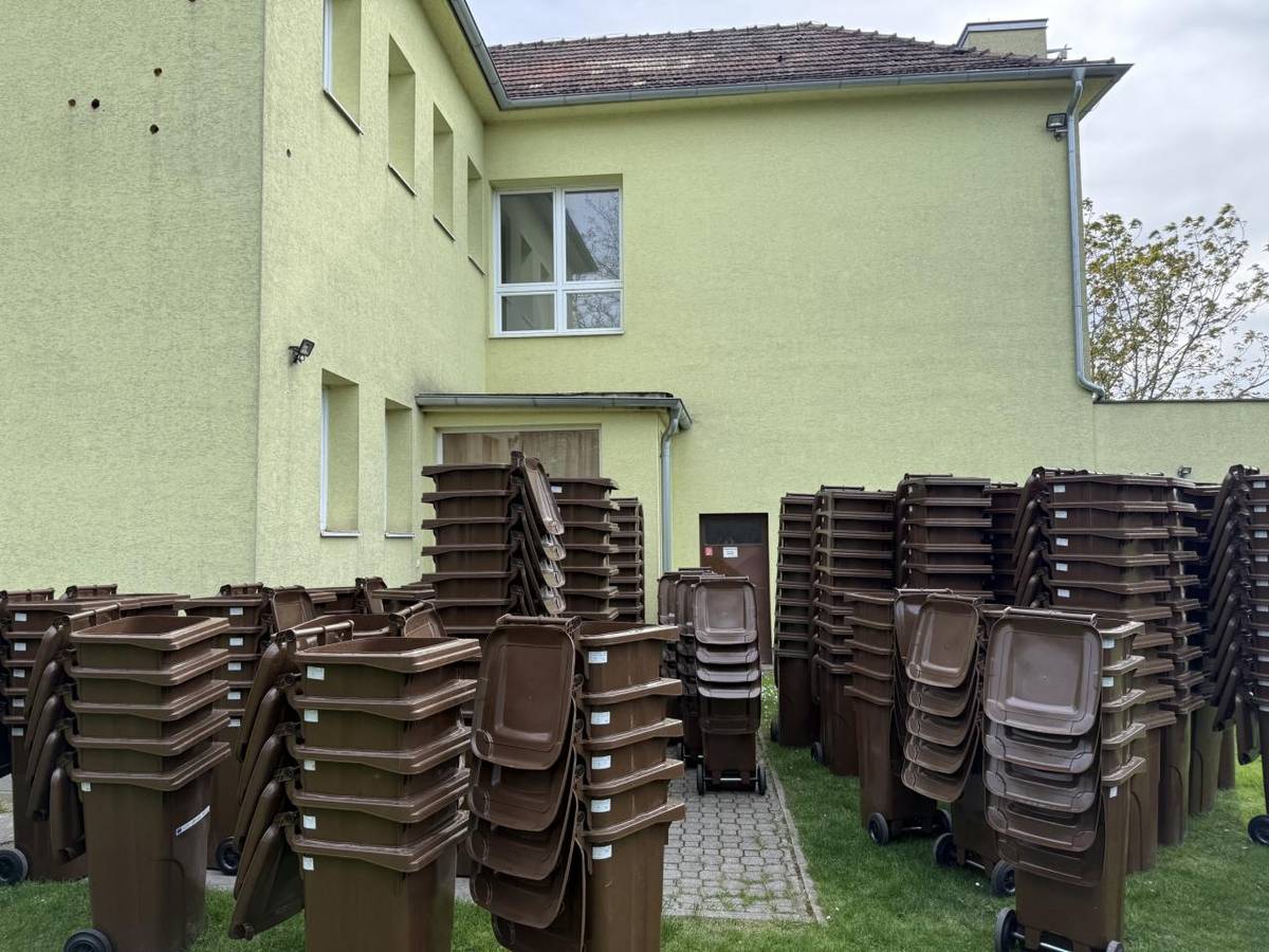 V rámci projektu bude každej domácnosti pridelená 120-litrová hnedá nádoba na zber biologicky rozložiteľného odpadu.