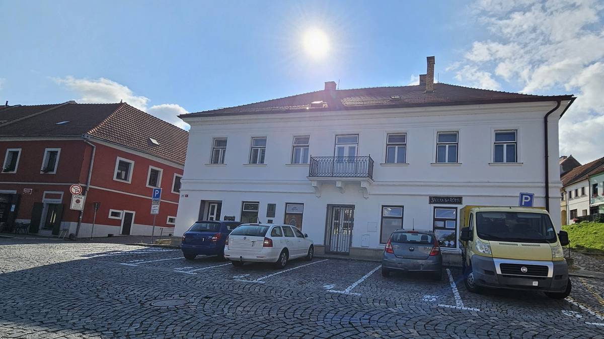 Odbor správy majetku Městského úřadu Boskovice oznamuje občanům možnost pronájmu obecního bytu. Byt č. 3 o velikosti 2+1 se nachází ve 2. podlaží domu č. p. 379 na adrese Zborovská 11, Boskovice.