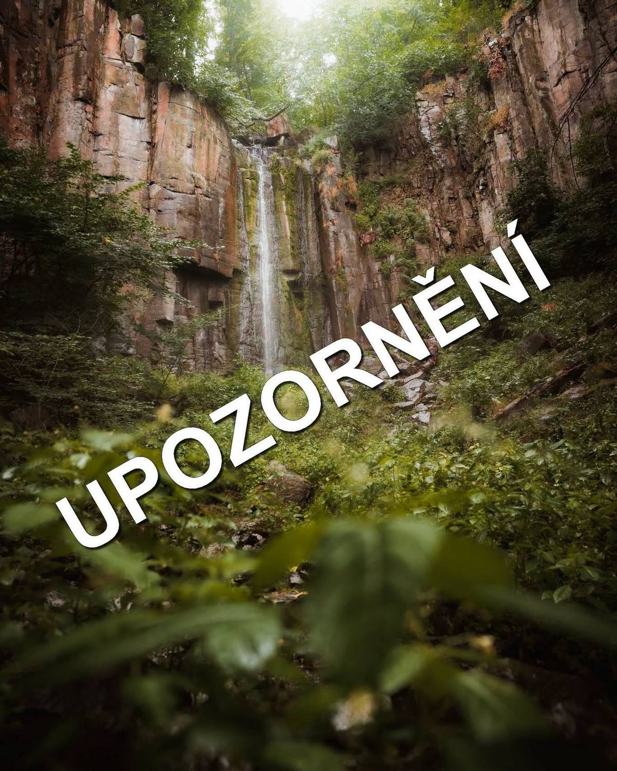 Na naučné stezce Větruše–Vrkoč nadále probíhají sanační práce na skalním masivu v blízkosti Vaňovského vodopádu.  Z důvodu bezpečnosti je prostor pracovního úseku nově označen výstražnou páskou. Přístup k Vaňovskému vodopádu však zůstává zachován.  Návštěvníci, kteří chtějí místem projít, musí kontaktovat pracovníky provádějící sanaci. Ti práce na nezbytně nutnou dobu přeruší a umožní bezpečný průchod vyznačeným úsekem.  Žádáme všechny návštěvníky o zvýšenou opatrnost, respektování značení a pokynů pracovníků na místě.  Děkujeme za pochopení.