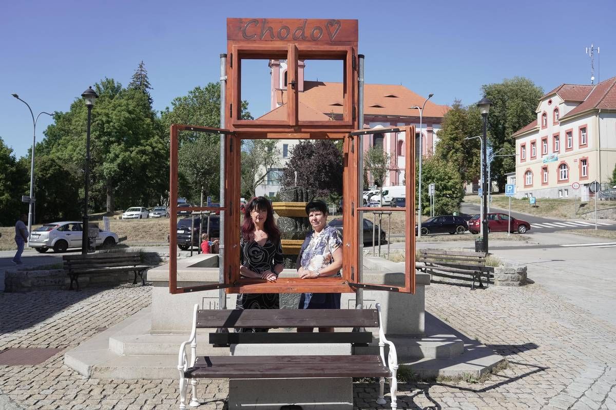 CHODOV (12. 8. 2026) - Chodov má od dnešního dne nový fotopoint s neobvyklým příběhem. Ve Staroměstské ulici u kašny se mohou lidé vyfotografovat v rámu dřevěného okna, které je staré více než sto let. Původně bylo součástí chodovské školy v ulici Dukelských hrdinů, kde dnes sídlí základní umělecká škola. Okno v roce 1897 vyrobil tesařský a truhlářský mistr Karel Köhler z Chranišova. Na budově se podílel také na zhotovení krovů, dalších oken a dveří. Do dnešní podoby s nápisem Chodov a motivem srdce okno zrenovoval František Fečo. Práce mu zabraly přibližně dva měsíce. „Nápad se zrodil už před rokem,“ poznamenal starosta Chodova Patrik Pizinger s tím, že fotopoint bude mobilní a radnice jej plánuje využívat především při městských akcích, případně při dalších zvláštních příležitostech.