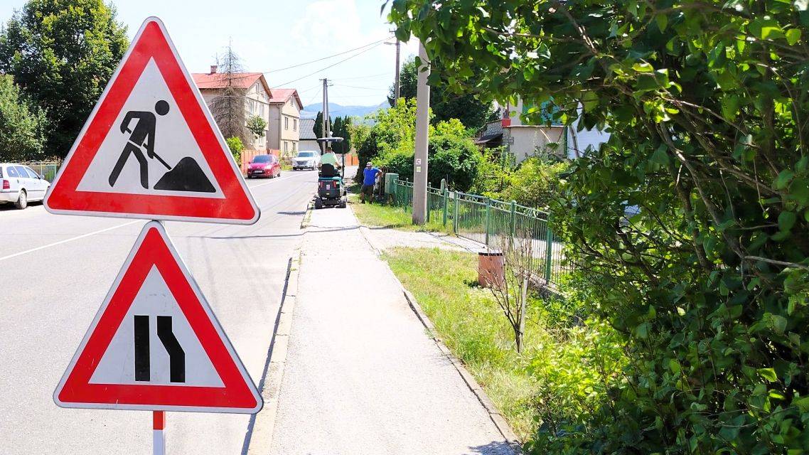 Obec Markušovce v týchto dňoch realizuje a pripravuje práce na dvoch úsekoch chodníkov. Na ulici Sv. Jána Nepomuckého prebieha údržba existujúceho chodníka a pri novej budove základnej školy vznikne nové spevnené pešie prepojenie medzi ulicami Komenského a Školská.