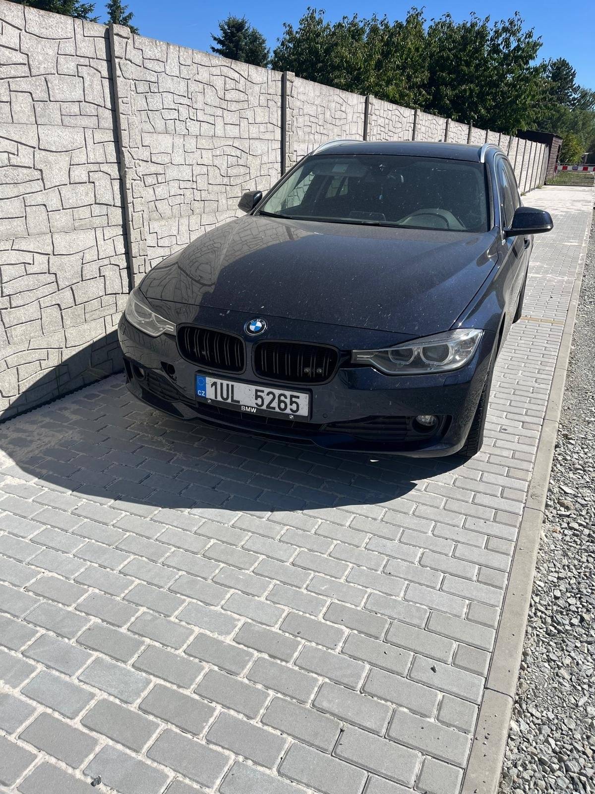 Žádáme majitele vozidla BMW, SPZ: 1UL 5265 o neodkladné vyparkování z ulice U Trativodu.