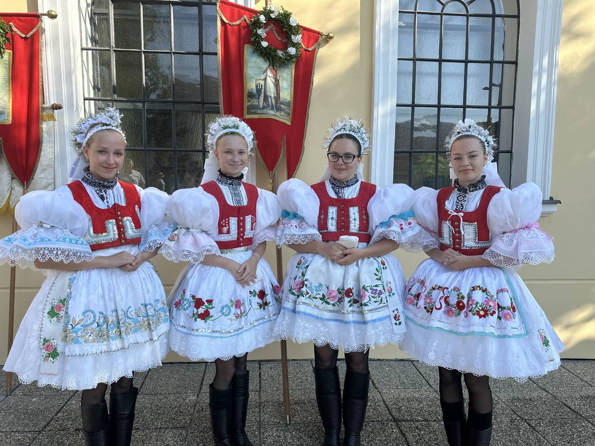 Více na stránkách rajce.net⬇️ https://www.rajce.idnes.cz/ousobulky/album/marianska-pout-pruvod-ze-sobulek-s-pannou-marii-do-kyjova