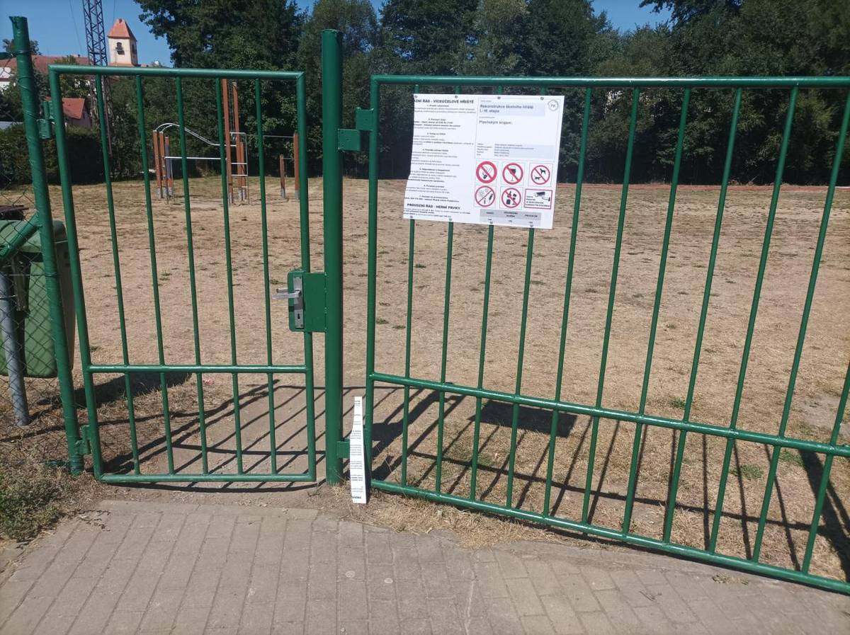 Upozornění na nevhodné chování a poškozování majetku na školním hřišti.
