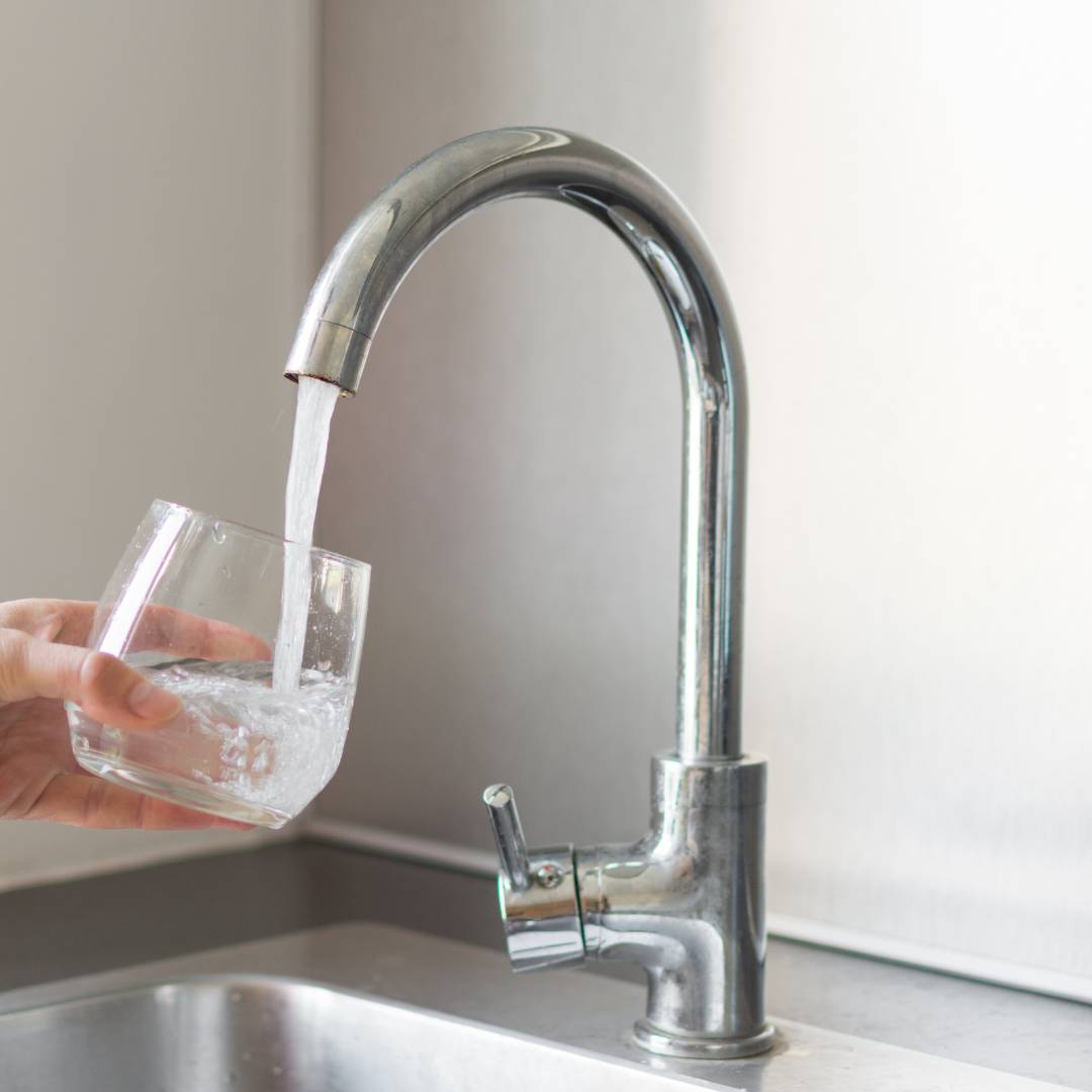 🚰 Stredoslovenská vodárenská prevádzková spoločnosť, a. s. oznamuje, že z dôvodu opravy poruchy na verejnom vodovode bude dnes 17.08.2026 prerušená dodávka pitnej vody na uliciach Vl. Clementisa a Na karasiny.  🕐 Voda bude odstavená od 9:00 do odstránenia poruchy.  💧 Náhradné zásobovanie je zabezpečené cisternou.