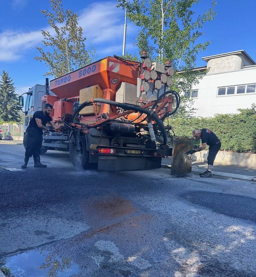 Vážení občané, blíží se další etapa oprav silnic, které máme ve správě. Tentokrát se opravy turbo metodou přesunou do těchto ulic: Dobrovická, Ranská, Domanovická, Račiněveská, Rápošovská, Ratajská, Ratbořská, Zbýšovská, Lukovská, Lozická, Lomecká, Zbyslavská, Lišická, Toušická, Chotěnovská, Třebětínská, Tuchotická, Chabeřická, Lánovská, Týnecká a Chyjická. Opravy budou probíhat průběžně od příštího týdne až do začátku září. Pořadí jednotlivých ulic se bude odvíjet od postupu realizační firmy a aktuálního počasí. Děkujeme za trpělivost a pochopení během dočasných omezení v těchto ulicích.
