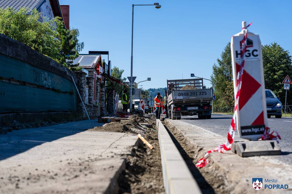 Mesto Poprad naďalej pokračuje v opravách chodníkov. Aktuálne prebieha oprava chodníka na Ulici Moyzesova, a to od svetelnej signalizácie až po kruhový objazd pri Telekomunikačnej budove.  Následne budú práce pokračovať aj na Ulici Ludvíka Svobodu. Súbežne sa opravuje aj chodník pri autobusovej zastávke na Výkriku.  V rámci opráv sa vykonáva najmä oprava poškodených obrubníkov, obnova asfaltového povrchu chodníkov, oprava nevyhovujúceho podložia v miestach, kde je to potrebné, oprava a úprava dažďových vpustí tak, aby boli plne funkčné.  Cieľom je postupne zlepšovať stav chodníkov a zabezpečiť bezpečnejší a komfortnejší pohyb chodcov v meste.