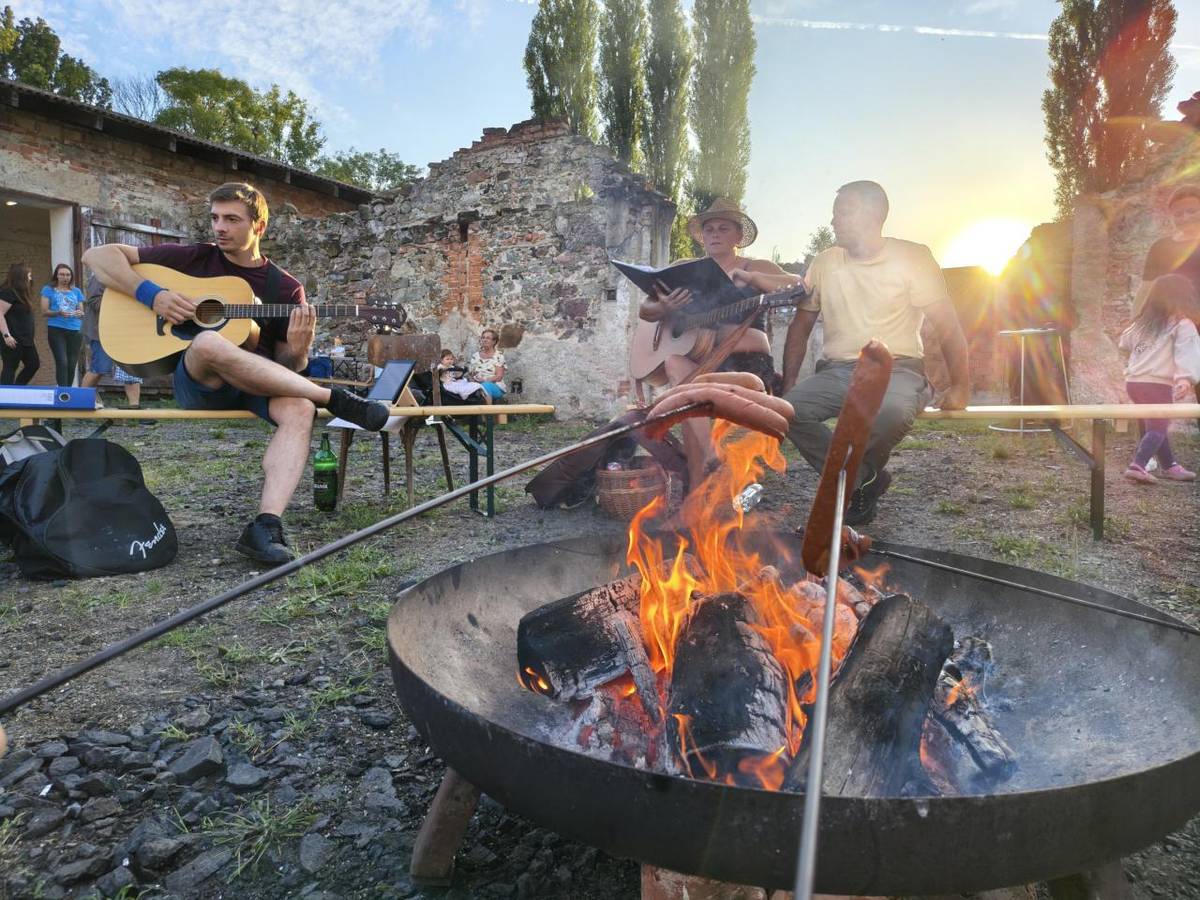 Tři kytary, jeden táborák a bezpočet úsměvů. Tak by se dal ve zkratce popsat letošní Táborák s kytarou na Jedničce.