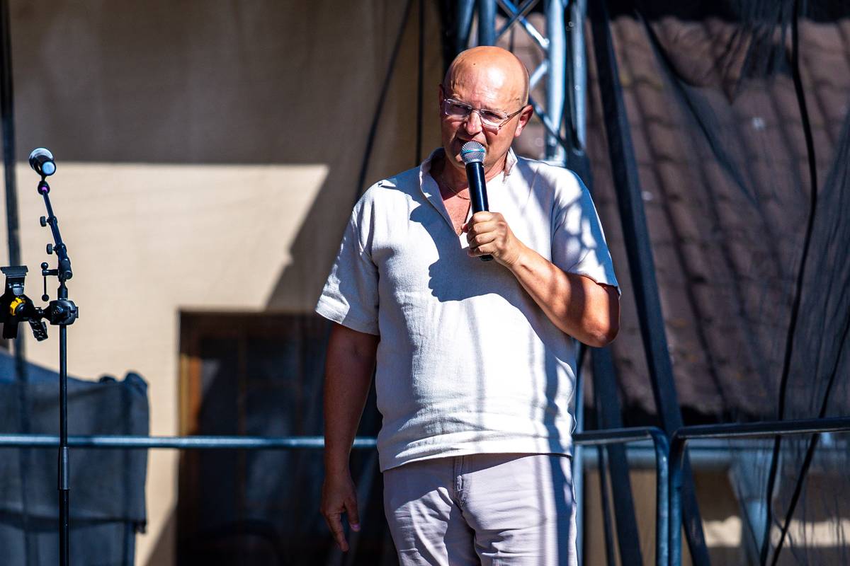 🎤Po včerajšom slávnostnom otvorení jarmoku, primátorom mesta Milošom Mojtom a ostatnými hosťami, patrilo pódium hudbe...   🎵Postupne sa vystriedali Moštenskí Pajtáši, DH Túfaranka, Milan Iván a Hana Maxová... Celý jarmok roztancoval DJ Hawko so svojou energickou show...  ✌️Dnes nepoľavujeme a pokračujeme nabitým programom...  📍14:15 - Back to Sixties (60. roky) 📍15:30 - King Shaolin (pop) 📍18:00 - Heľenine oči 📍19:30 - Karol Csino (Karol spieva Duchoňa) 📍21:00 - Emily 📍22:00 - DJ Choose  🎶Sobota patrí nemšovskému jarmoku, nenechajte si ho ujsť...