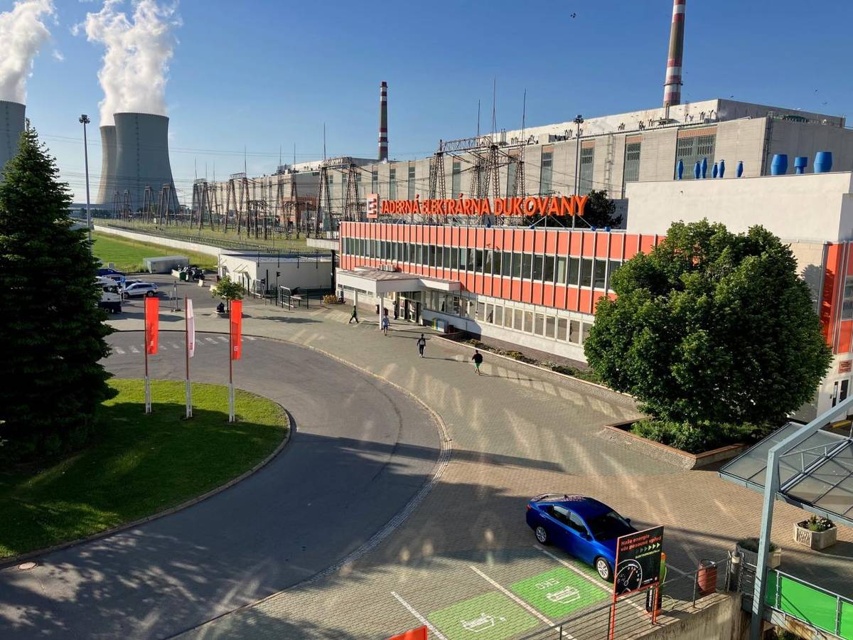 V Jaderné elektrárně Dukovany je v těchto týdnech výrazně rušněji než loni. Kvůli souběhu plánovaných odstávek třetího a čtvrtého výrobního bloku se na pracích podílí tisíce lidí. Vedle zaměstnanců ČEZ zajišťují většinu činností pracovníci dodavatelských firem, kteří se podílejí na kontrolách.