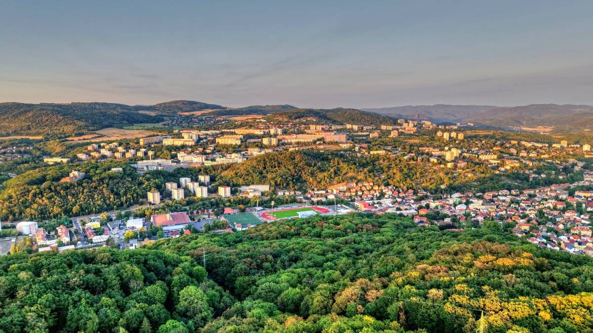 🥾 Zapojte se do soutěže Ústím cestou necestou a objevte známá i méně známá místa v Ústí a okolí   🌼 Soutěž TOP květinové Ústí je v plném proudu, ukažte svůj rozkvetlý balkón, terasu či předzahrádku a vyhrajte některou z úžasných cen.  🎟️ Zvýhodněný balíček vstupenek TicketPack Vám umožní navštívit pět vybraných turistických cílů s více než 40% slevou a zároveň využít další zajímavé bonusy.  🏊♀️ Na odpočinek a relax můžete vyrazit do plaveckého a volnočasového areálu Koupaliště Brná nebo do Plaveckého areálu Klíše. PÁTEK 14. 8. ✅ Na mimořádnou prázdninovou prohlídku zámeckých komnat s princeznou zve Státní zámek Velké Březno ✅ V rámci akce Léto na střekovské náplavce zahraje v KOLOcafé kapela Dead Daniels ✅ Kulturní středisko města Ústí nad Labem zve na promítání filmu Tiché místo: Část II do letního kina ✅ Veřejný sál Hraničář pořádá Romano night SOBOTA 15. 8. ✅ Do Bistra Park vyrazte na ranní lekci jógy s Blankou nebo na odpolední koncert Tomáše Dyntery a Jindry Matouška ✅ Na jógu s Markét zve do letního kina také Kulturní středisko města Ústí nad Labem ✅ Státní zámek Velké Březno pořádá mimořádné prohlídky, kdy si v interiérech můžete prohlédnout vázy s desítkami nejkrásnějších druhů mečíků ✅ Oblastní muzeum v Ústí nad Labem hostí vystoupení mladých českých a německých cellistek a cellistů s názvem Violoncellové opojení ✅ U restaurace Labská bašta odstartuje Gastonův memoriál, plavecký maraton na 25 km z Ústí nad Labem do Děčína  ✅ Nenechte si ujít 18. ročník hudebního festivalu Fírfest ✅ Bunkr Velké Březno láká na prohlídky vybaveného opevnění s průvodcem v dobové uniformě ✅ Julio Production zve open-air festival Milada devadesátky, který přináší to nejlepší z hudby, atmosféry a kultury 90. let ✅ Veřejný sál Hraničář promítá dva filmy: Bojovník a Letní škola, 2001 NEDĚLE 16. 8. ✅ Také v neděli pokračuje akce Zámek v květech - gladioly pro hraběnku Livii na Státním zámku Velké Březno; odpoledne pak Divadlo Krabice Teplice zahraje pohádku Mrkvomen ✅ Vyrazte také na hrad Střekov, kde uvidíte pohádku O pyšné noční košilce v podání Sváťova dividla ✅ Na nedělní pohádku zve do letního kina i Kulturní středisko města Ústí nad Labem, Jana Kozubková zahraje pohádku Rusalka od Vydří řeky ✅ Veřejný sál Hraničář promítá dva filmy: Tajemství Křišťálové planety a Smrt Robina Hooda ✅ Nepropásněte první ze Slavnostních koncertů v rámci dirigentských kurzů s americkými hosty v Divadle města Ústí nad Labem ✅ Na zimní stadion vyrazte na veřejné bruslení