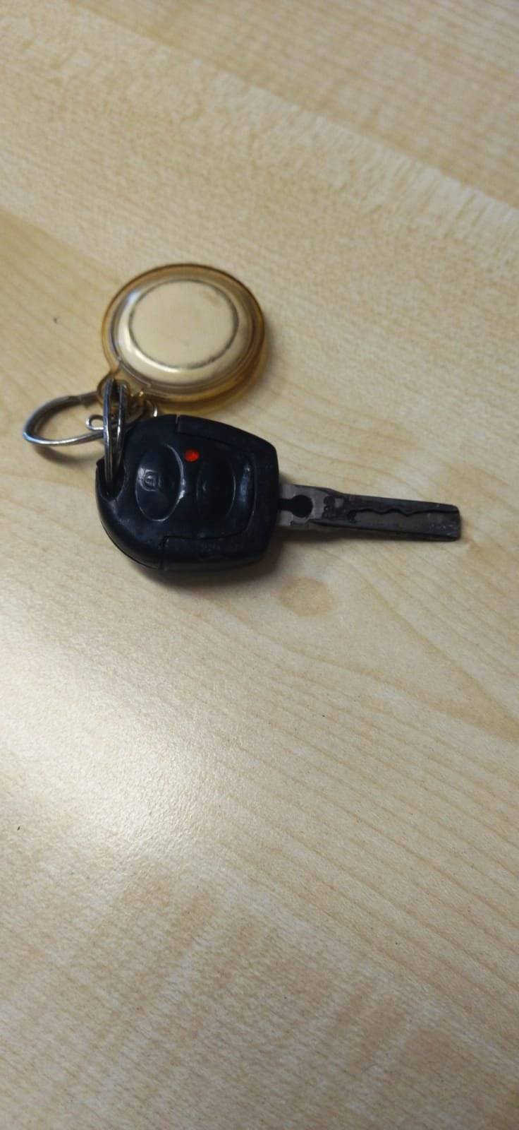 U zdravotního střediska byly nalezeny klíče od automobilu, jsou k vyzvednutí na obecním úřadě v Dolní Kalné nebo u starosty Tomáše Navrátila na tel.: 731 470 390.