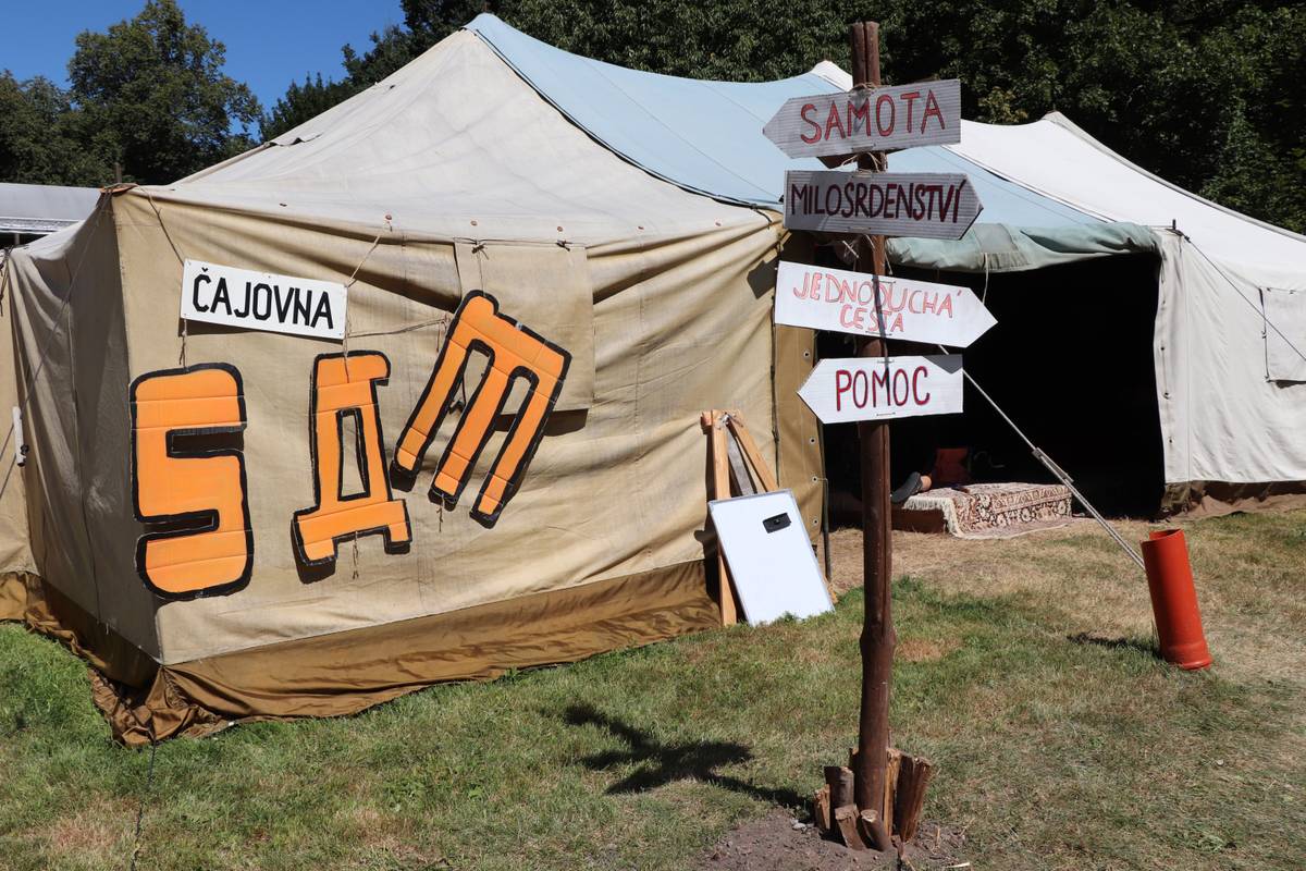 V areálu evangelického kostela je v plném proudu čtyřdenní festival SAM. Během naší návštěvy zrovna probíhaly pohybové hry s Milošem Širokým a Mirkem Macháčkem, mimo to děti řádily ve skákacím hradu a velkou radost jim udělal i velký méďa, maskot Městského sportovního klubu. V kostele zatím probíhal seminář Pavla Hoška na téma ...