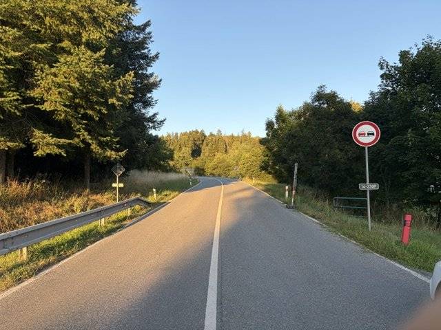 Dobrá zpráva pro všechny řidiče – silnice I/14 ve směru na Trutnov je opět průjezdná a dlouhá objízdná trasa tak končí.  🙏 Děkujeme všem za trpělivost a respektování omezení během uzavírky.  Obec Rudník