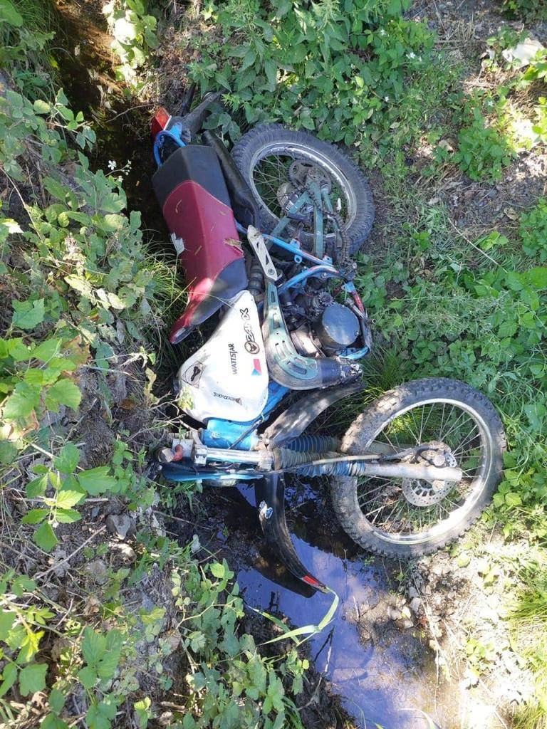 Vážení občané,   dnes odpoledne se v potoce za Alzaboxem u obchodu v Klínci našla motorka, která předtím způsobila dopravní nehodu u nového hřiště v Klínci. Pokud víte, komu patří, prosím informujte nás na adrese urad@klinec.cz nebo přímo policii Mníšek, tel. 974 882 720.